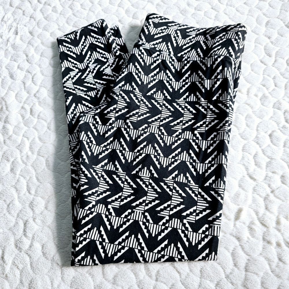 Victoria's Secret Pink leggings geometric medium black white